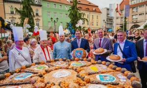 Korowód piekarzy, mistrzów i przyjaciół miasta przeszedł przez Rynek (FOTO)