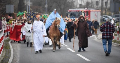 Orszak Trzech Króli w Prochowicach z jasełkami w Rynku