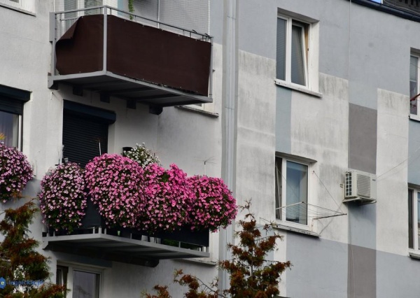 Komu balkon? W Polkowicach doczepiają balkony...