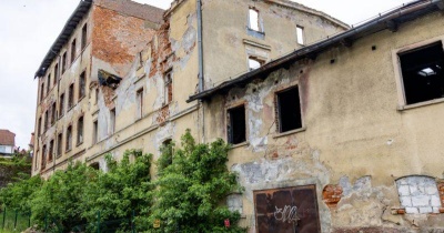 Mieszkańcy mają dość ruin dawnego młyna. Burmistrz zabrał głos po decyzji o umorzeniu sprawy