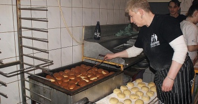 Wypieką w nocy ok.10 tys pączków (FOTO)