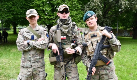 Wojskowa szkoła zachęca uczniów do przyjścia (FOTO)
