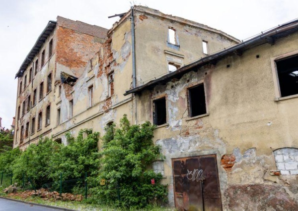Mieszkańcy mają dość ruin dawnego młyna. Burmistrz zabrał głos po decyzji o umorzeniu sprawy