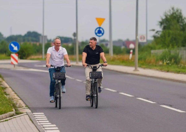  Partnerstwo dla ekologicznego transportu.Mieszkańcy ruszyli tłumnie, a burmistrz sam wsiadł na siodełko