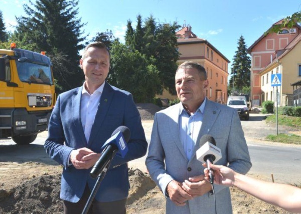 Nowy asfalt i parkingi na Wilczej ze wsparciem wojewody Jurkowskiego