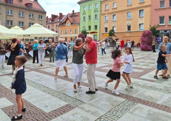 Złotoryja bawi się... Czas na potańcówkę w Rynku, wcześniej spacer i kino 