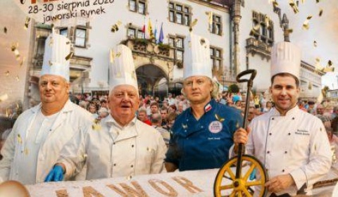 Jawor czy Toruń? Kto w Polsce ma najdłuższego… piernika?