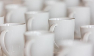 Kubki z logo jako gadżet eventowy – sprawdzone pomysły dla agencji marketingowych