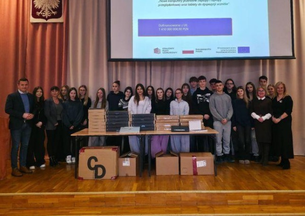 Nowoczesny sprzęt dla uczniów szkół powiatowych (FOTO)