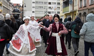 Maturzyści zatańczą poloneza na legnickim Rynku