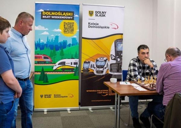 Pierwsze ruchy na szachownicach już za nami. Tort od arcymistrza !