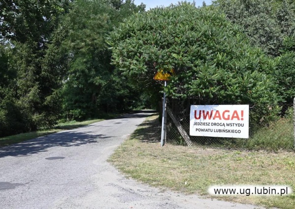 Kolejna powiatowa droga wstydu