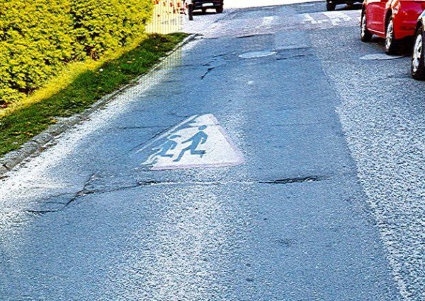 Dzieci jeżdżą tędy do szkoły. Radny alarmuje, miasto zapowiada remont