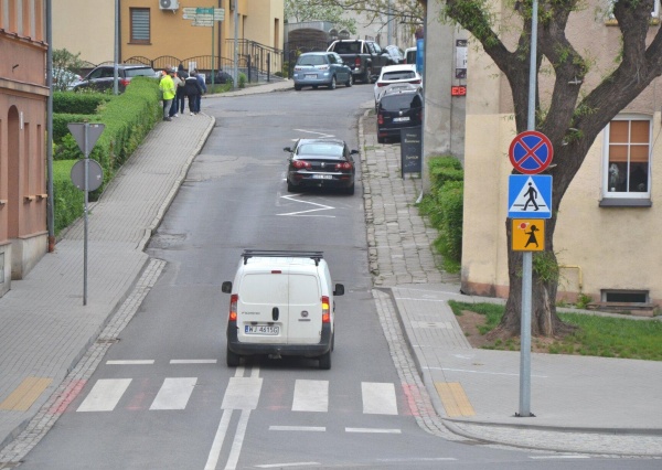  Nadjeżdża ciężki sprzęt. Rozkopie drogę do cmentarza 