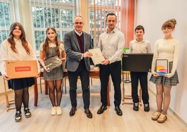 Nowoczesny sprzęt komputerowy trafił do polkowickich szkół