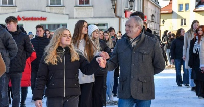 Polonez na śniegu z burmistrzem i starostą (FOTO)