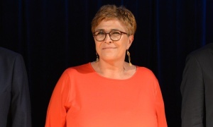 Wygrywa i zostaje na stanowisku dyrektora wiodącej szkoły w regionie