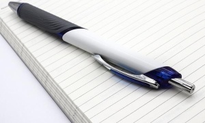Klasyka w nowoczesnym wydaniu – dlaczego w dobie cyfryzacji porządny długopis z logo pozostaje atrybutem profesjonalisty?