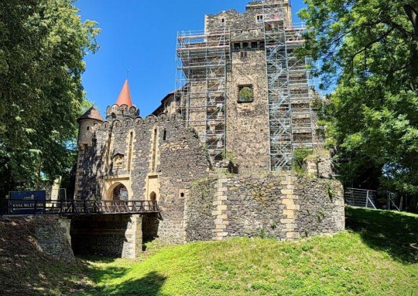 Na Grodźcu remont goni remont. Prace konserwatorskie w obrębie Donjon-u i balustrad tarasu Pallatium