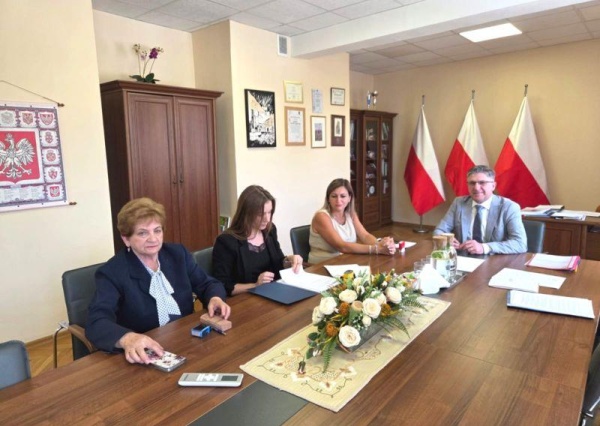 Podpisano umowę na remont drogi powiatowej w gminie Chojnów