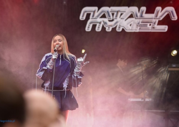 Natalia Nykiel zachwyciła jagodowy Chocianów. Energetyczny koncert porwał publiczność(FOTO)
