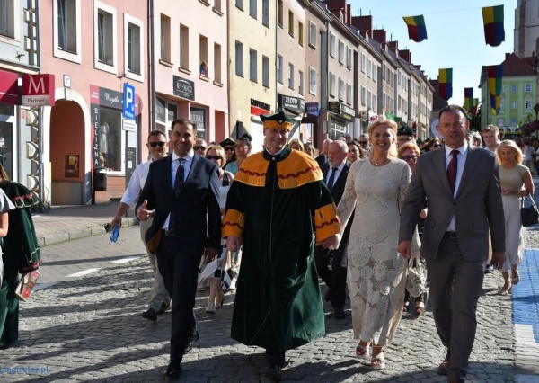 Barwny korowód otworzył święto miasta i Mistrzostwa Europy w Płukaniu Złota (FOTO)