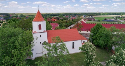 Na wieżę kościoła filialnego powrócił historyczny hełm