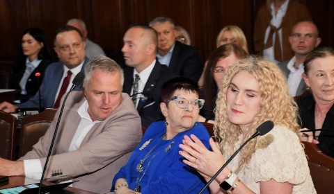 Regionalna Izba Obrachunkowa pokazała radnym opozycji czerwoną kartkę. E.Bera triumfuje