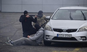 Strzały, 42 rannych, katastrofa samolotu i uciekający więźniowie (FOTO)