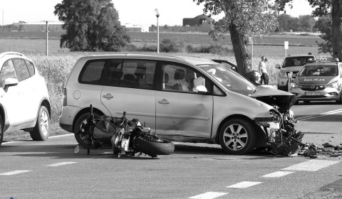Śmierć pod Jaworem. Kierowca osobówki przeciął drogę motocykliście, mężczyzna zginął na miejscu