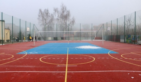 Zespół Szkół Ogólnokształcących nr 4 w Legnicy ma nowe boisko