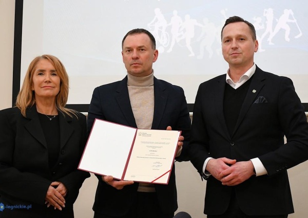 Złotoryja buduje lodowisko z rządowym wsparciem (FOTO)