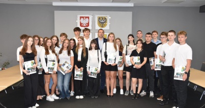 Uczniowie szkół średnich wyróżnieni stypendiami