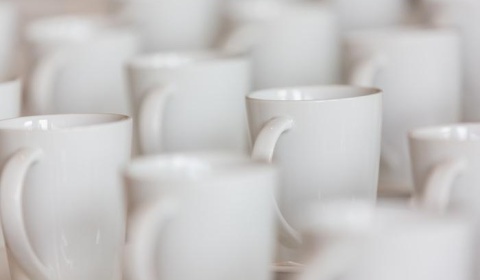 Kubki z logo jako gadżet eventowy – sprawdzone pomysły dla agencji marketingowych