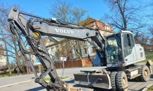 Koparka staranowała autobus