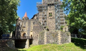 Na Grodźcu remont goni remont. Prace konserwatorskie w obrębie Donjon-u i balustrad tarasu Pallatium