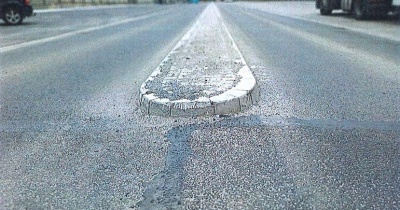 Kierowcy nie trafią w drogę… Niewidoczne krawężniki i widoczny problem