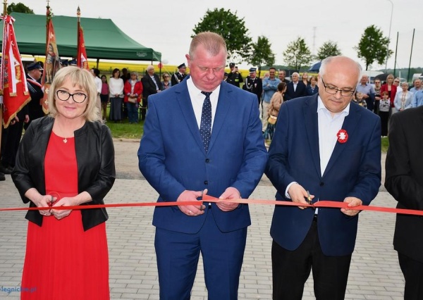 Nowa Wieś Grodziska otworzyła budynek strażacko-sportowy (FOTO)