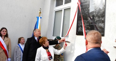 Odsłonięcie tablicy pamiątkowej w Bieniowicach (FOTO)