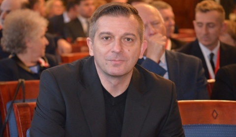 Trener poprowadzi 2 drużyny: okręgówki i A-klasy. W przeszłości strzelał gole dla Chrobrego i Miedzi