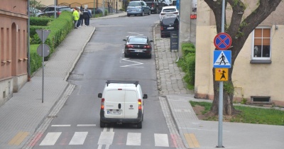  Nadjeżdża ciężki sprzęt. Rozkopie drogę do cmentarza 