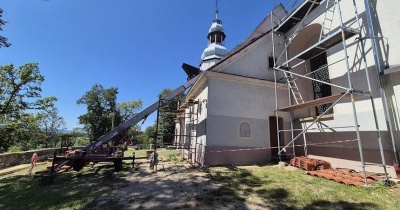 Remont dachu kościoła w Pomocnem