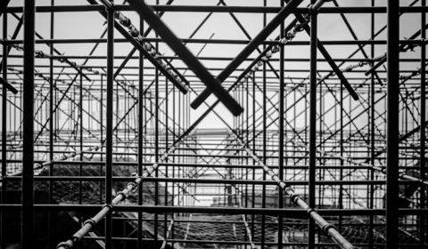 Nietypowe zastosowania rusztowań aluminiowych w realizacjach architektonicznych
