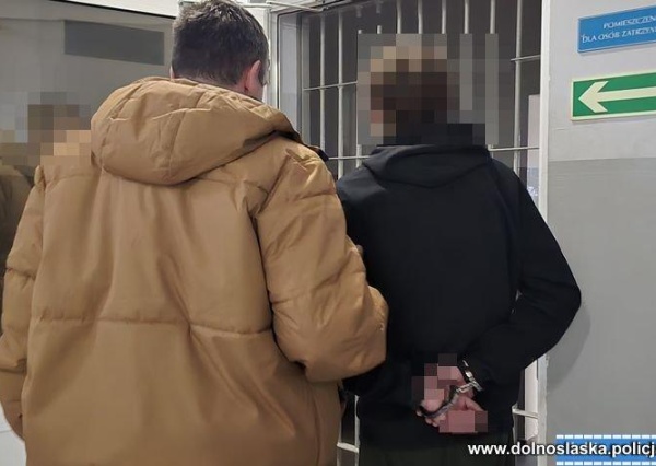Chwilę po zdarzeniu nożownik był już w rękach policjantów. 29-latek tymczasowo aresztowany na 3 miesiące