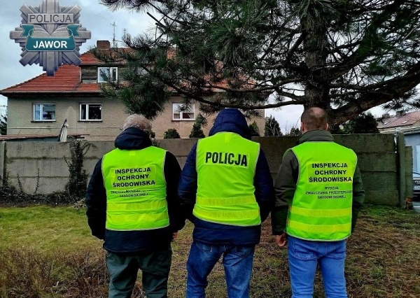 Nielegalna „rozbiórka” pojazdów na prywatnej posesji. 30-latek zatrzymany