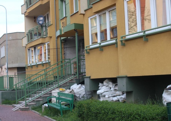 Odnowione wejścia do klatek schodowych wraz z dźwigami