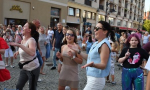 Tak się bawią Legniczanie. Rynek znów zamienił się w wielki parkiet (FOTO)