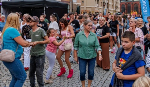 Klubowa noc na Rynku.Legniczanie zatańczyli na pożegnanie wakacji ( FOTO)