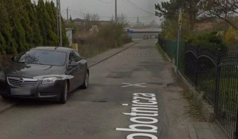Dziury, pęknięcia i uszkodzone studzienki. Strach jechać przez Robotniczą