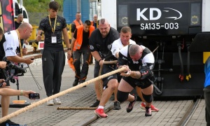 Strongmani przeciągali 44-tonowy szynobus Kolei Dolnośląskich (FOTO)